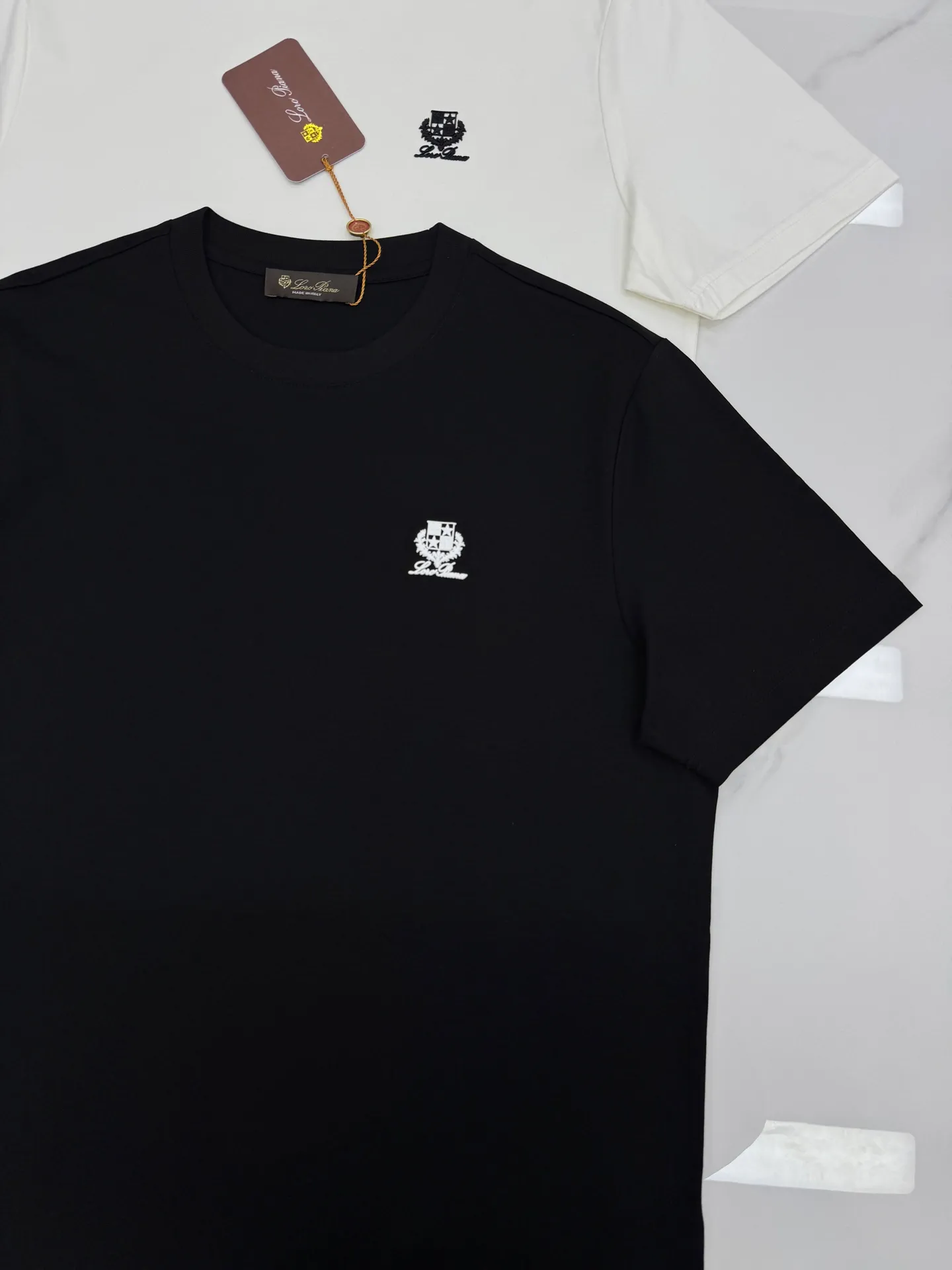 185 ⚜️Loro piana*26s new mercerized cotton T-shirt. Original recommendation❤️Classic LP logo. 3D three-dimensional silicone logo. Quality presentation. Classic Lp old money style concrete words. Letter pattern is high-end and low-key. Simple Versatile style. Made of custom-made 190g mercerized cotton fabric, it has a strong sense of lightness behind the upper body. The soft texture is skin-friendly and has excellent breathability. All three standards are met! Color: Black.Dark Blue.White.Sizes: M-3XL slim fit! (S and 4XL can be customized) 175/145 pounds recommended XL